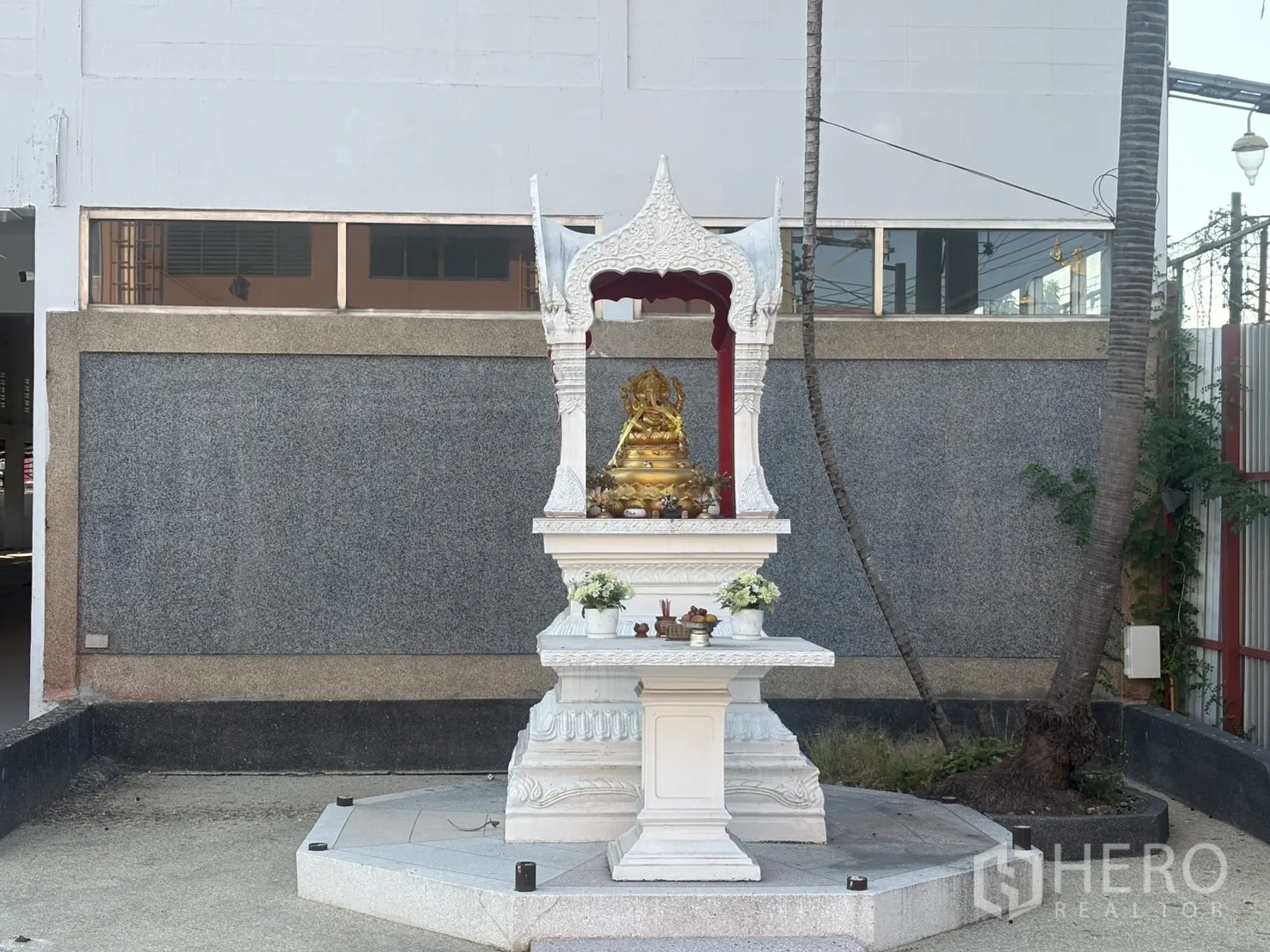 คลังสินค้า ให้เช่าในBang Phli, Samut Prakan - ศาลพระภูมิบริเวณทางเข้าด้านหน้าอาคาร