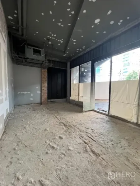 พื้นที่ขายปลีก ให้เช่าในKhlong Toei, Bangkok - ภายในห้องแบบ Shell เพดานสูง เดินงานระบบเปลือย พร้อมหน้าต่างกระจกเต็มบาน