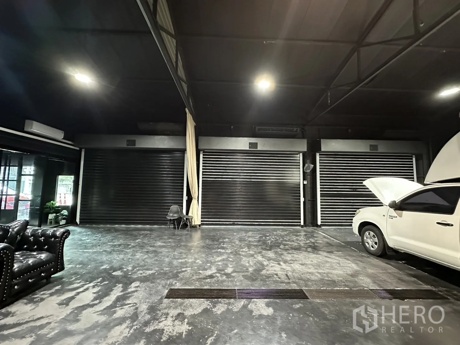 โกดัง for rent in Phra Khanong, Bangkok - ภายในโกดังเพดานสูง มีประตูม้วนหลายบานและพื้นคอนกรีต
