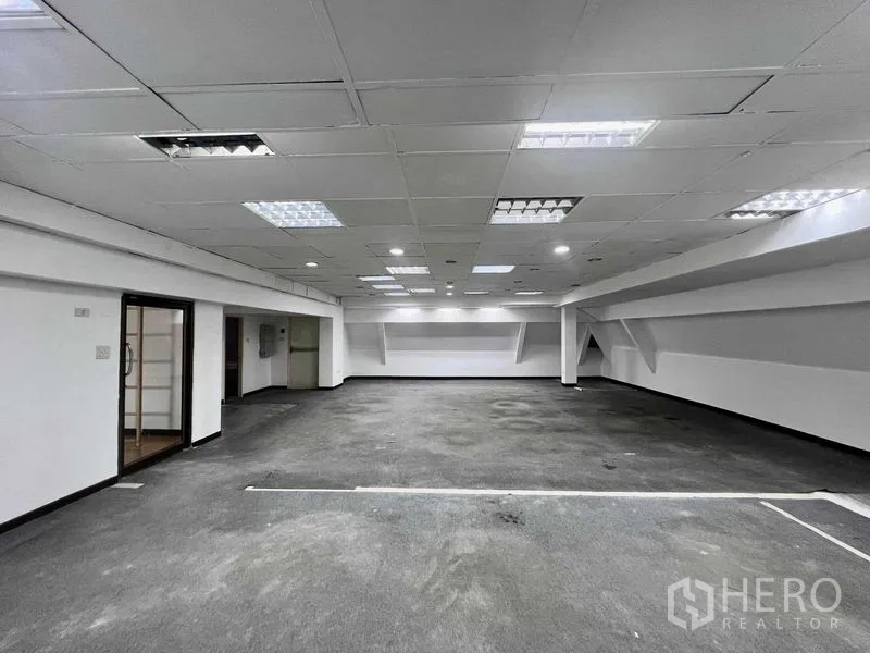 Shophouse for rent in Khlong San, Bangkok - Spacious indoor area with low ceiling lights suitable for parking or storage.