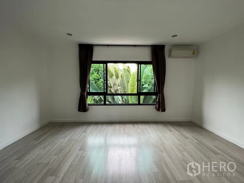 ทาวน์เฮาส์ ขายในBang Kapi, Bangkok - ห้องนอนใหญ่ พื้นลามิเนต มีกระจกบานกว้างมองเห็นสวนเขียว