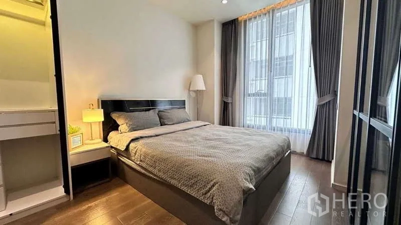 คอนโด ให้เช่าในWatthana, Bangkok - ห้องนอนสว่างพร้อมหน้าต่างบานใหญ่ ผ้าม่านทึบ และโต๊ะหัวเตียง