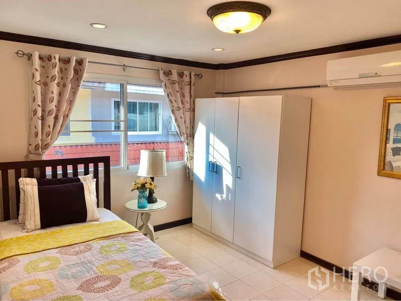 ทาวน์เฮาส์ ให้เช่าหรือขายในPrawet, Bangkok - ห้องนอนสว่าง เตียงเดี่ยว ตู้เสื้อผ้าสีขาว เครื่องปรับอากาศ และหน้าต่างผ้าม่าน