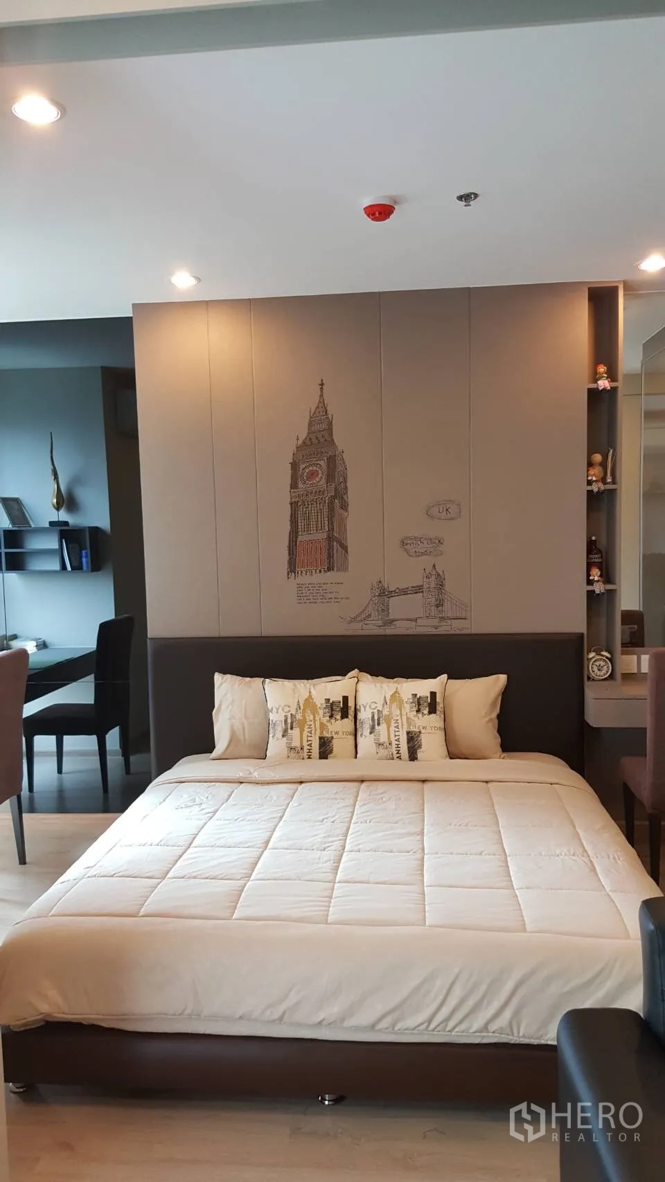 公寓 出租在Bang Rak, Bangkok - 带伦敦主题墙面的卧室，配书桌与置物架。