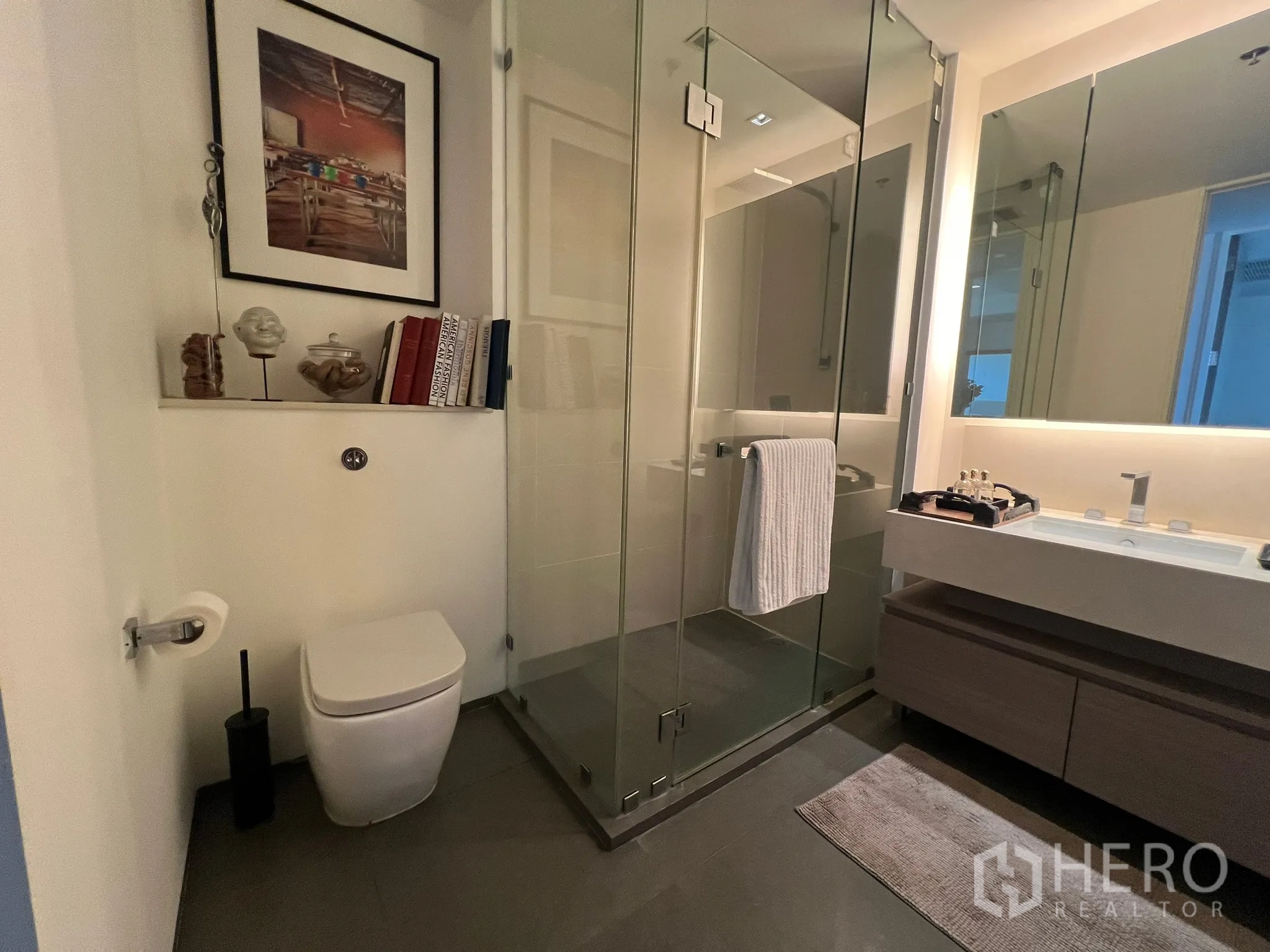 คอนโด ขายในKhlong San, Bangkok - อีกมุมของห้องน้ำตู้ยืนอาบน้ำ พร้อมเคาน์เตอร์อ่างและตู้กระจก