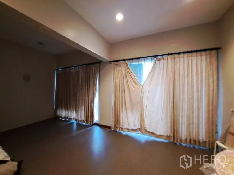 店屋 出租在Watthana, Bangkok - 大房间，宽窗配窗帘遮光。