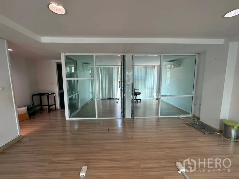 สำนักงานที่บ้าน ให้เช่าในPhra Khanong, Bangkok - ประตูกระจกบานเลื่อนแบ่งห้องทำงานส่วนตัว