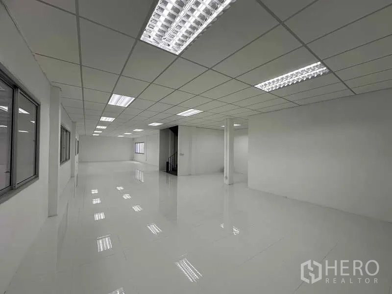工厂 出租在Khlong Luang, Pathum Thani - 明亮瓷砖办公区，吊顶与日光灯照明。