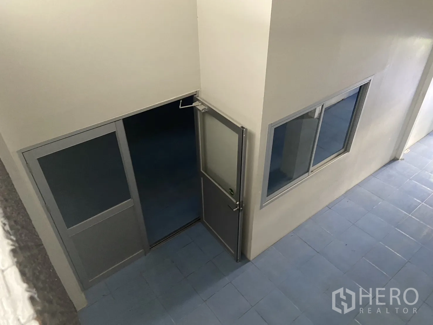 店屋 出租在Bang Na, Bangkok - 从上方俯视带铝合金门窗的独立办公间