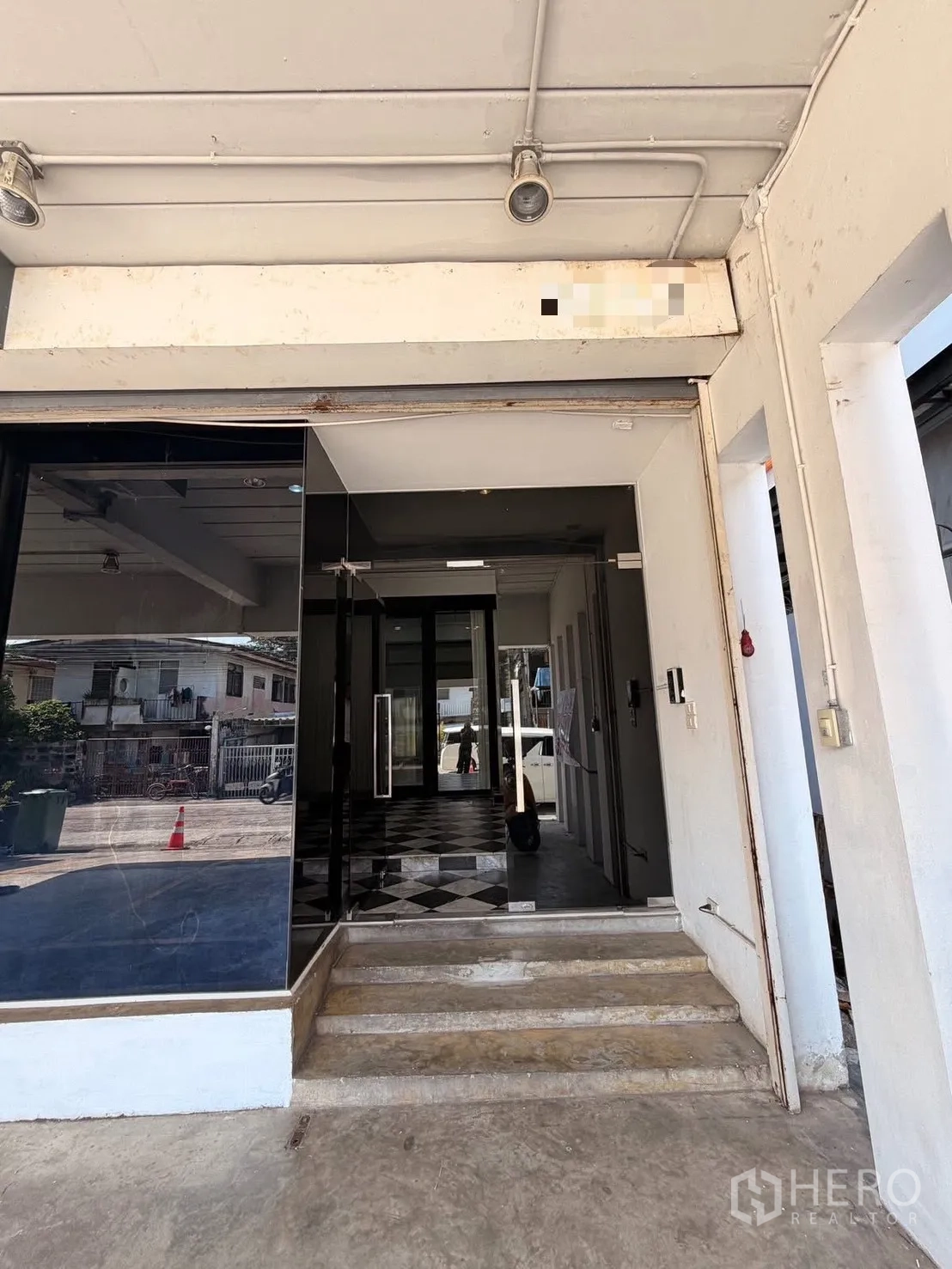 สำนักงานที่บ้าน for rent in Huai Khwang, Bangkok - ทางเข้าอาคารมีขั้นบันไดและผนังกระจกเงา เปิดสู่โถง