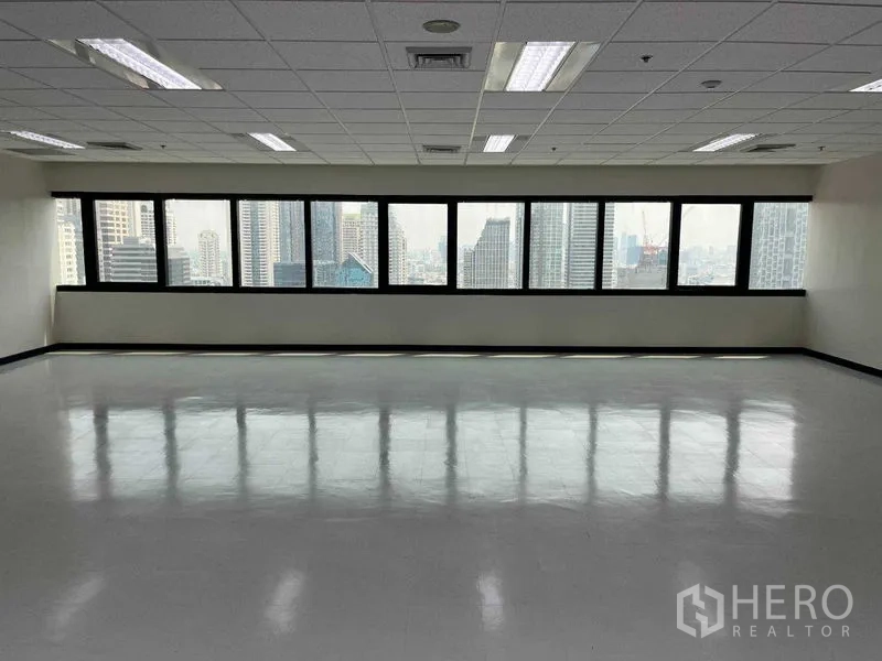 办公空间 出租在Bang Na, Bangkok - 一整排窗户俯瞰曼谷天际线的宽敞办公空间