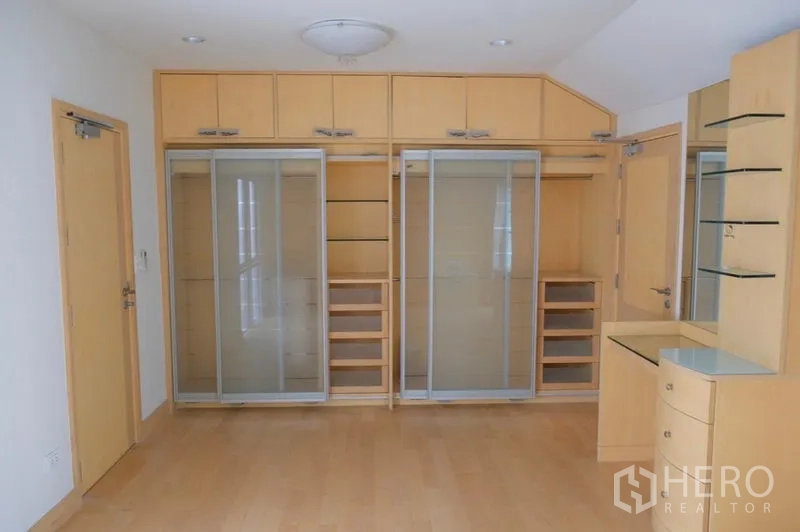 ทาวน์เฮาส์ ให้เช่าในKhlong Toei, Bangkok - โซนวอล์กอินคลอเซ็ตตู้เสื้อผ้าบิวท์อินประตูกระจกบานเลื่อน