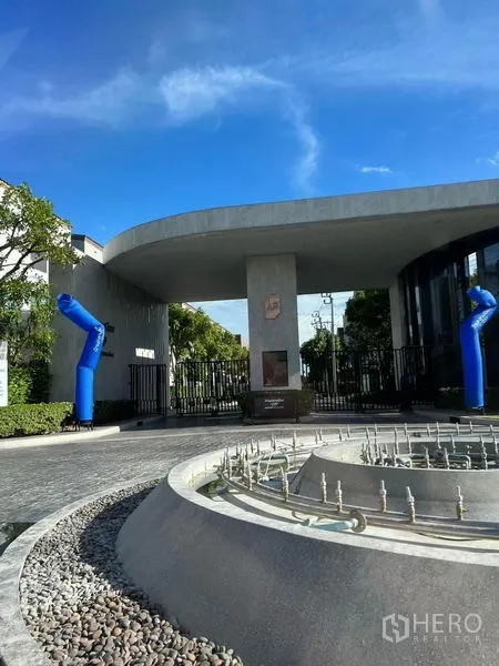 ทาวน์เฮาส์ ให้เช่าในSaphan Sung, Bangkok - ซุ้มทางเข้าโครงการพร้อมรั้วรักษาความปลอดภัยและน้ำพุวงเวียน