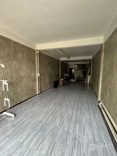店屋 出租在Watthana, Bangkok - 翻新房间，灰色木纹地板与清水泥墙。