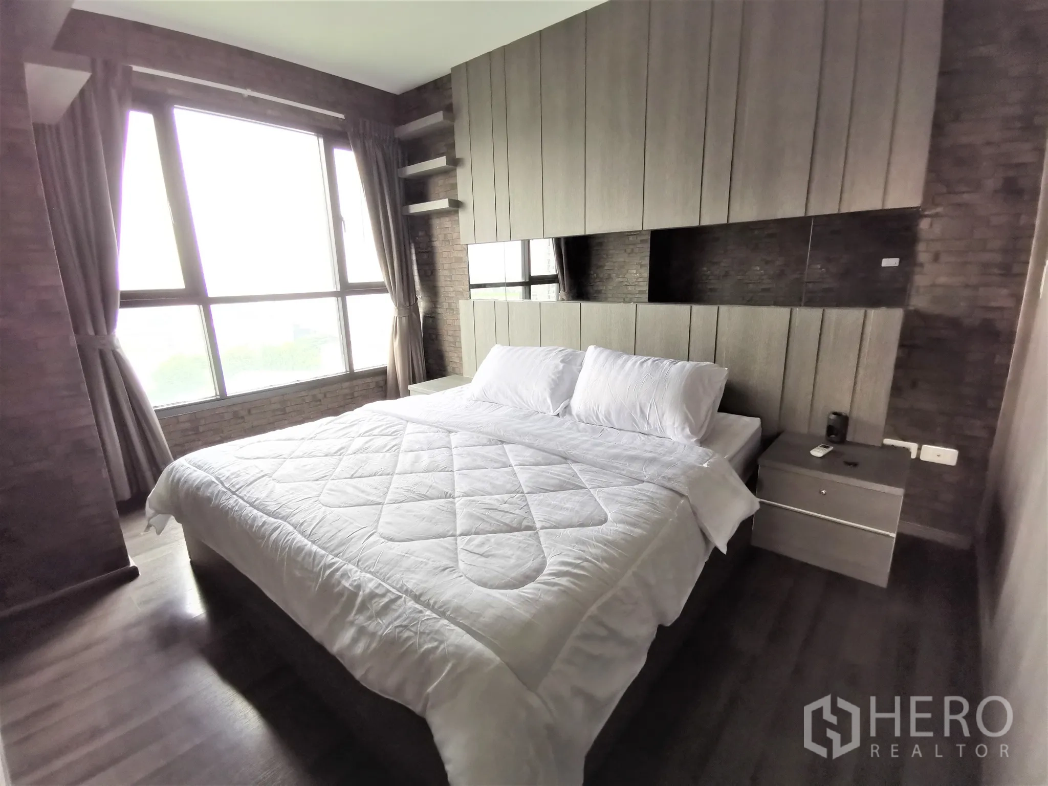 公寓 出租或出售在Watthana, Bangkok - 主卧广角视图，采光窗、大窗帘与床头柜成套。