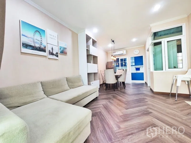 联排别墅 出租或出售在Phra Pradaeng, Samut Prakan - 现代联排别墅外立面，带栅栏小庭院与遮阳门廊。