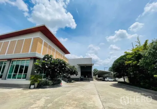 工厂 出售在Krathum Baen, Samut Sakhon - 办公楼与厂房，长车道通向装卸月台与雨棚车位