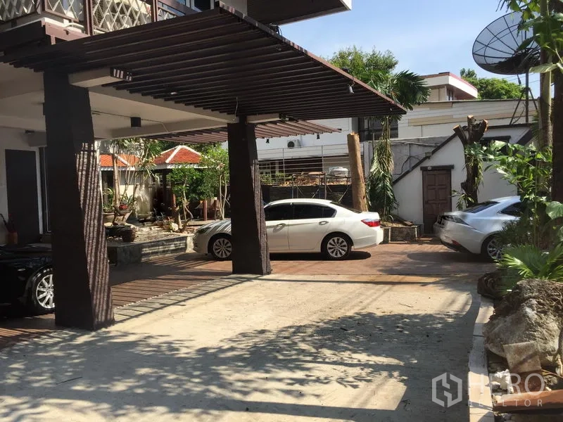 零售空间 出租在Khlong Toei, Bangkok - 户外车道与格栅式车棚，多辆车辆与景观花园。