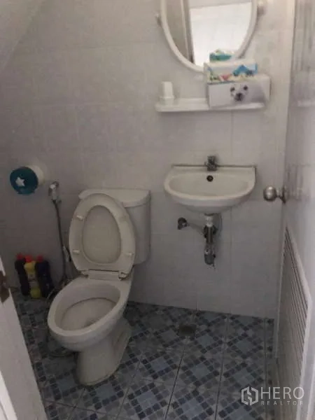 โรงงาน ให้เช่าในBang Phli, Samut Prakan - ห้องน้ำขนาดกะทัดรัดพร้อมโถสุขภัณฑ์ อ่างล้างหน้า และกระจก