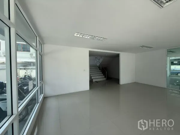 สำนักงาน ให้เช่าในBueng Kum, Bangkok - โถงชั้นล่าง ผนังกระจกจากพื้นจรดเพดาน พร้อมบันไดกลางอาคาร
