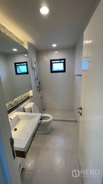 บ้าน ให้เช่าในBang Kapi, Bangkok - ห้องน้ำสว่าง โซนอาบน้ำ กระจกเงาบานใหญ่ และสุขภัณฑ์