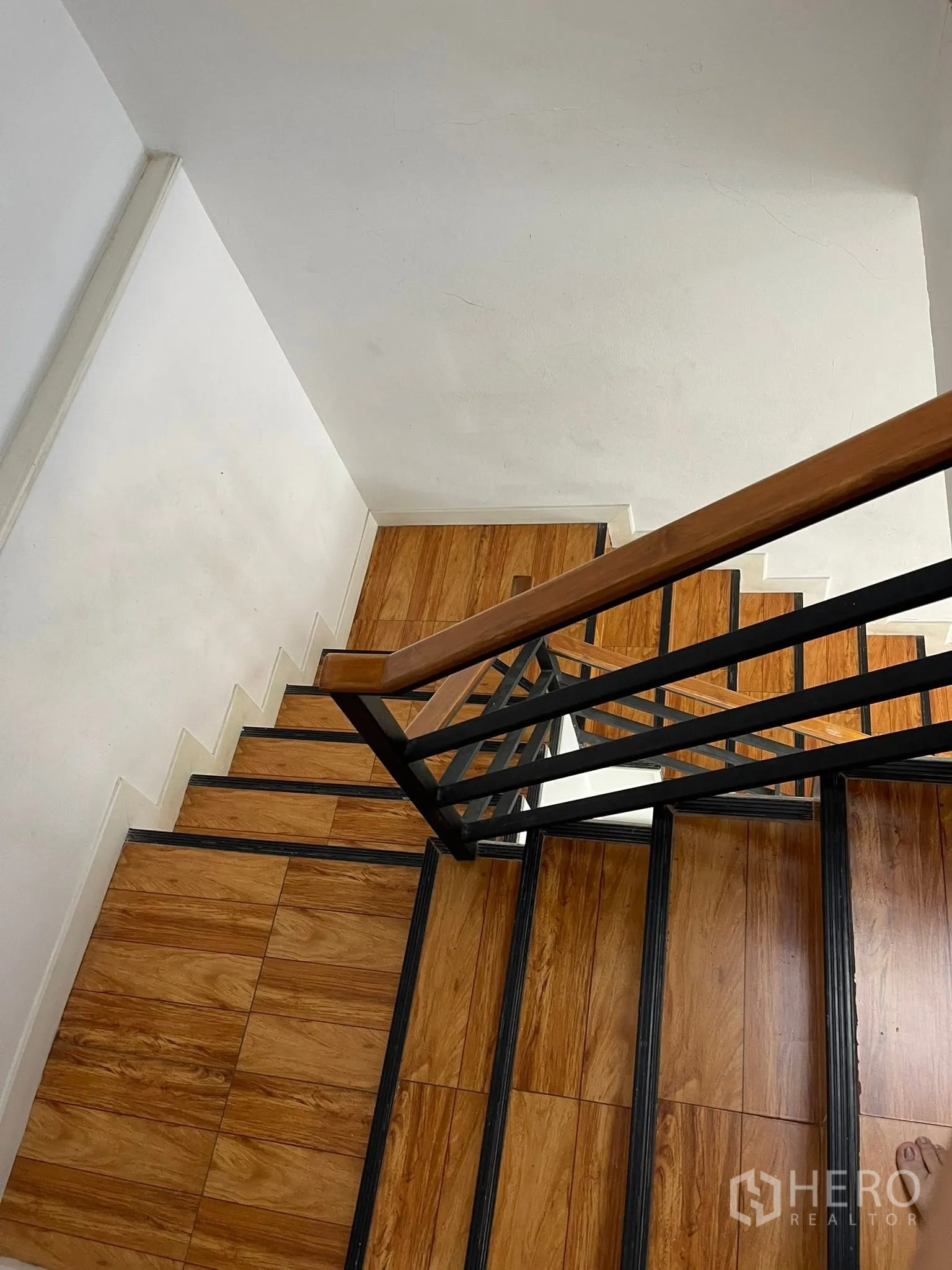 Detached House for rent or sale in Lam Luk Ka, Pathum Thani - Staircase with wooden steps and black metal railing.
