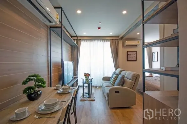 คอนโด ขายในRatchathewi, Bangkok - มุมทานอาหารและพักผ่อน พร้อมหน้าต่างบานใหญ่ โซฟา และชั้นวางบิวท์อิน