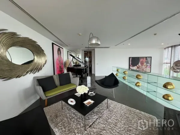 คอนโด ขายในKhlong San, Bangkok - พื้นที่นั่งเล่นพร้อมเปียโนแกรนด์ งานศิลป์ และทางเดินราวกันตกกระจก