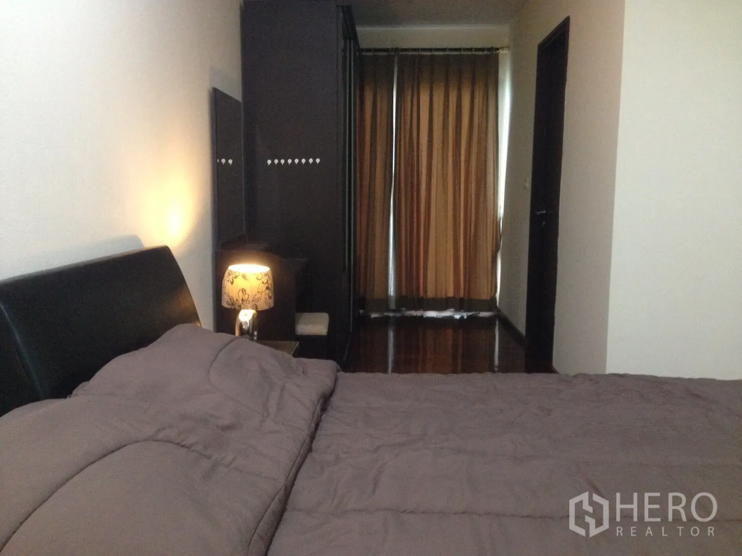 คอนโด ให้เช่าในWatthana, Bangkok - ห้องนอนอบอุ่น มีเตียงคู่ โคมไฟหัวเตียง ตู้เสื้อผ้า และผ้าม่านทึบแสง