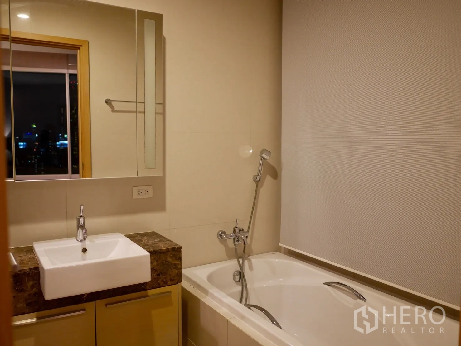 คอนโด ให้เช่าในWatthana, Bangkok - ห้องน้ำพร้อมอ่างอาบน้ำ ชาวเวอร์แบบสายยืด และอ่างล้างหน้าพร้อมกระจก