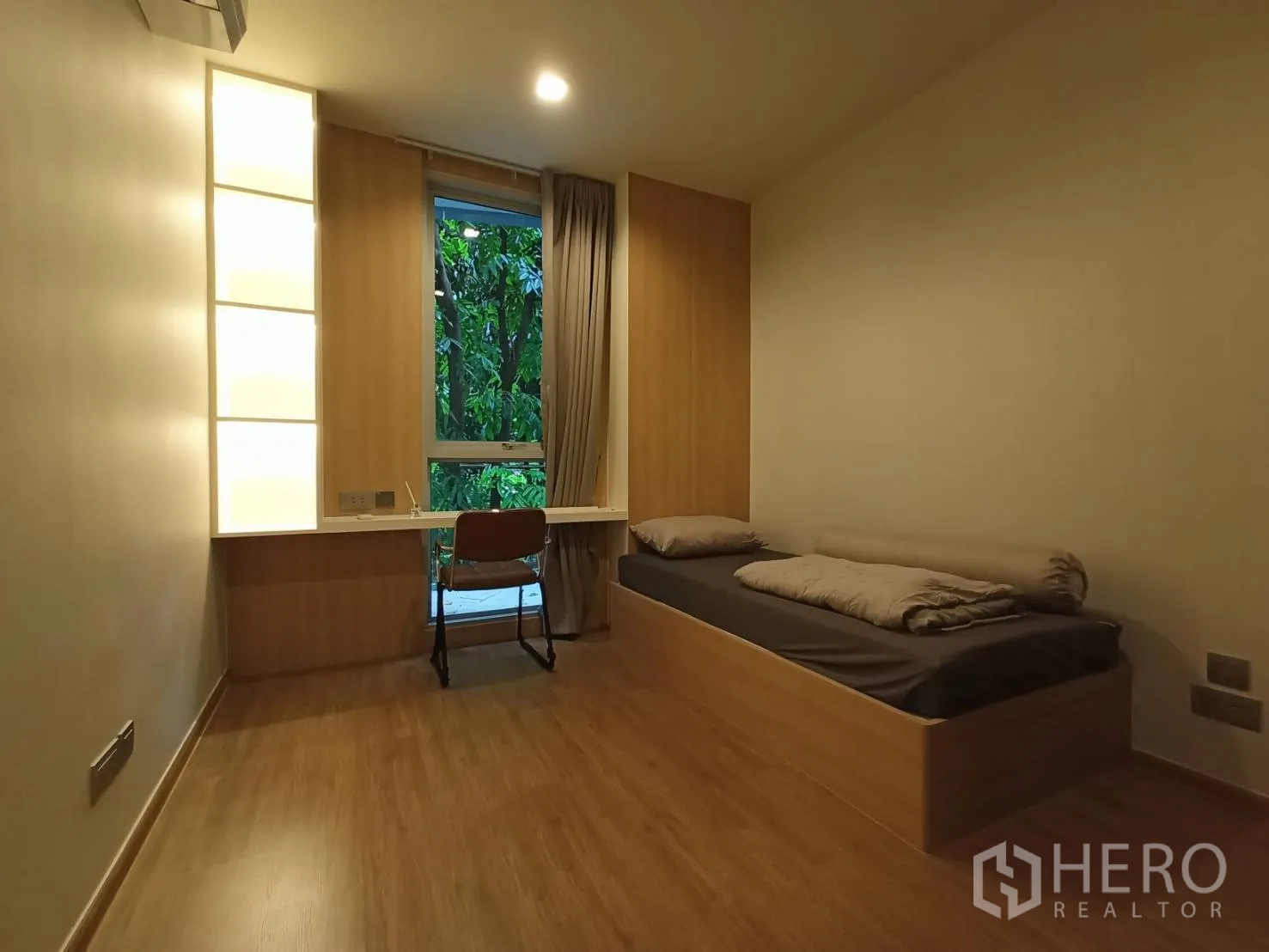 公寓 for rent in Watthana, Bangkok - 次卧设单人床与靠窗书桌