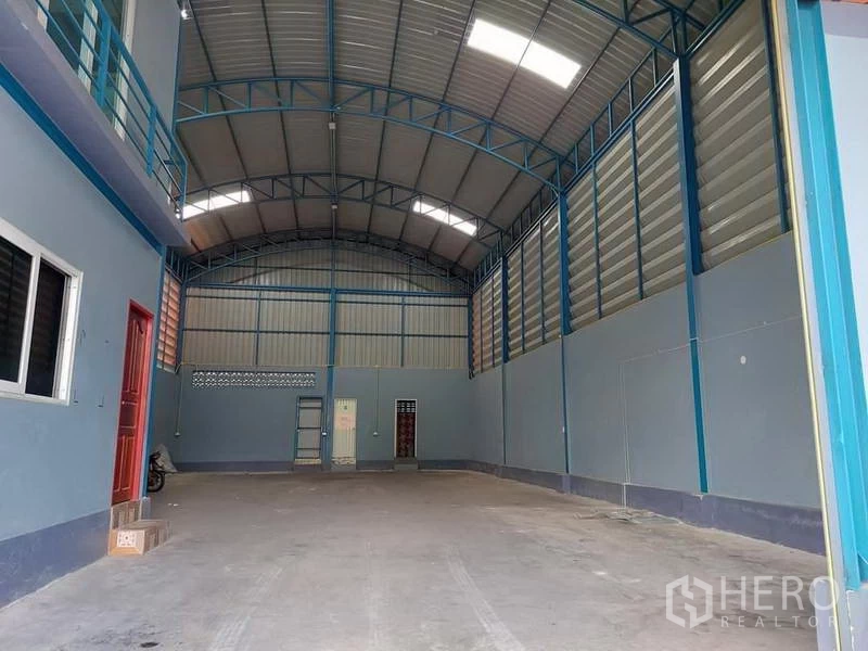 货栈 出租或出售在Bang Bua Thong, Nonthaburi - 宽敞内仓，通风高墙与后部卷帘门一览无余。