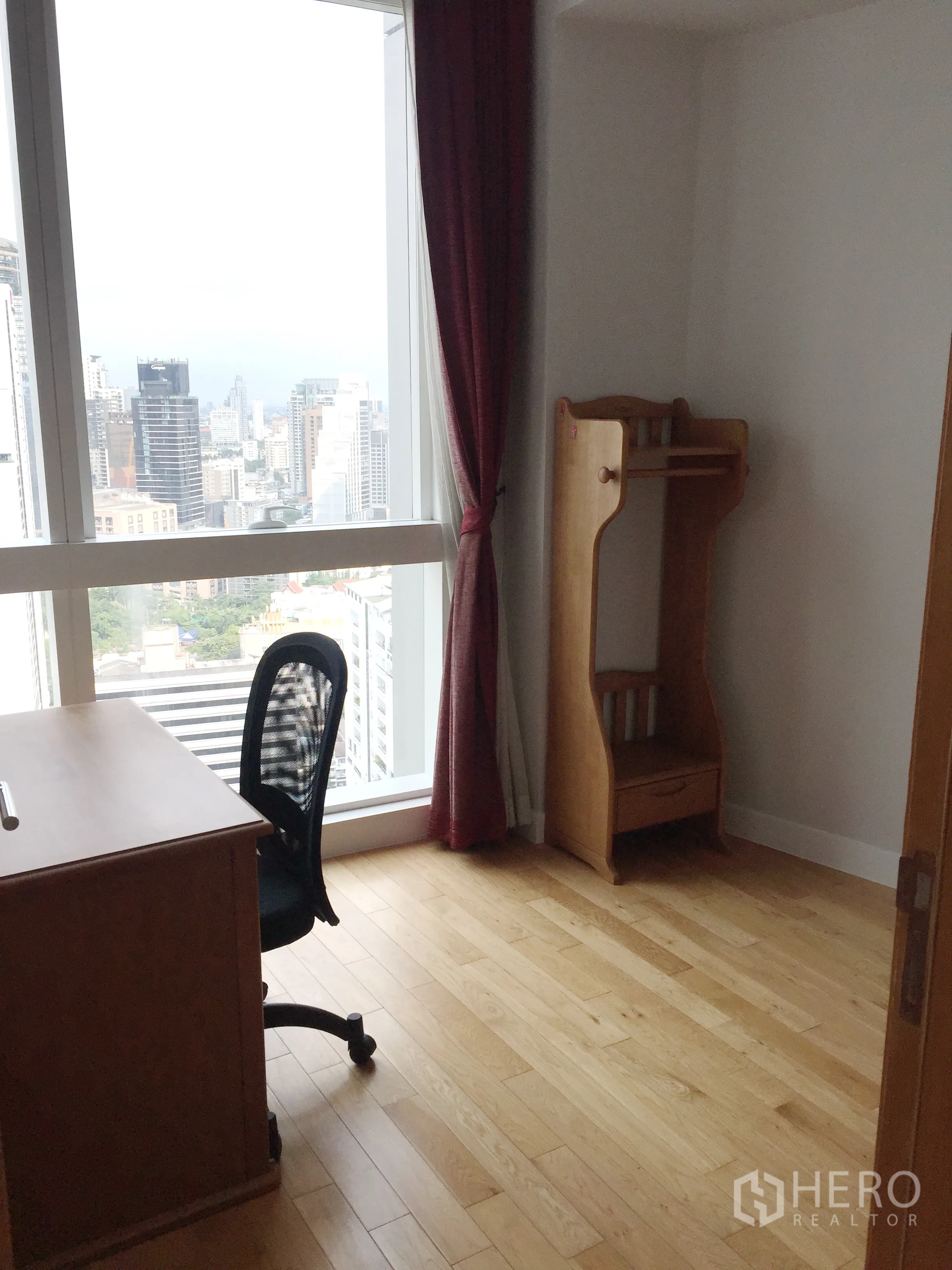 คอนโด ให้เช่าในKhlong Toei, Bangkok - มุมทำงานพร้อมโต๊ะ เก้าอี้ และหน้าต่างสูงมองวิวเมือง