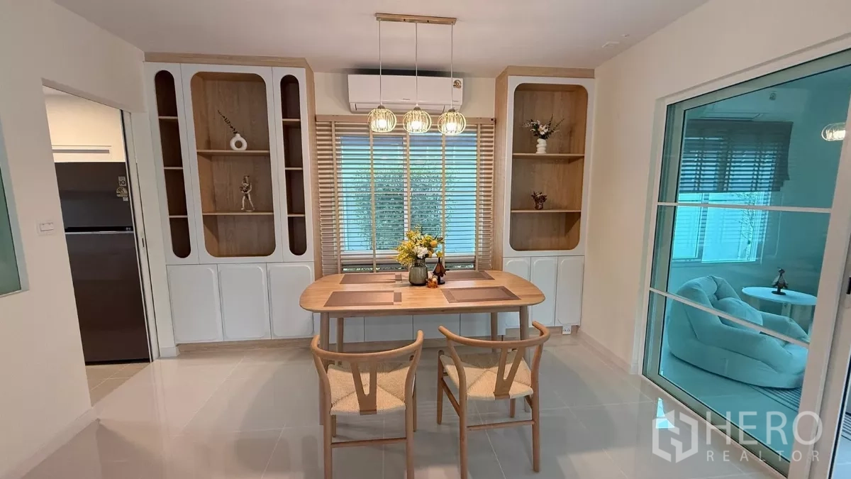 บ้าน ให้เช่าในBang Phli, Samut Prakan - ห้องทานข้าวพร้อมตู้บิวท์อินและมู่ลี่ข้างประตูกระจกบานเลื่อน.