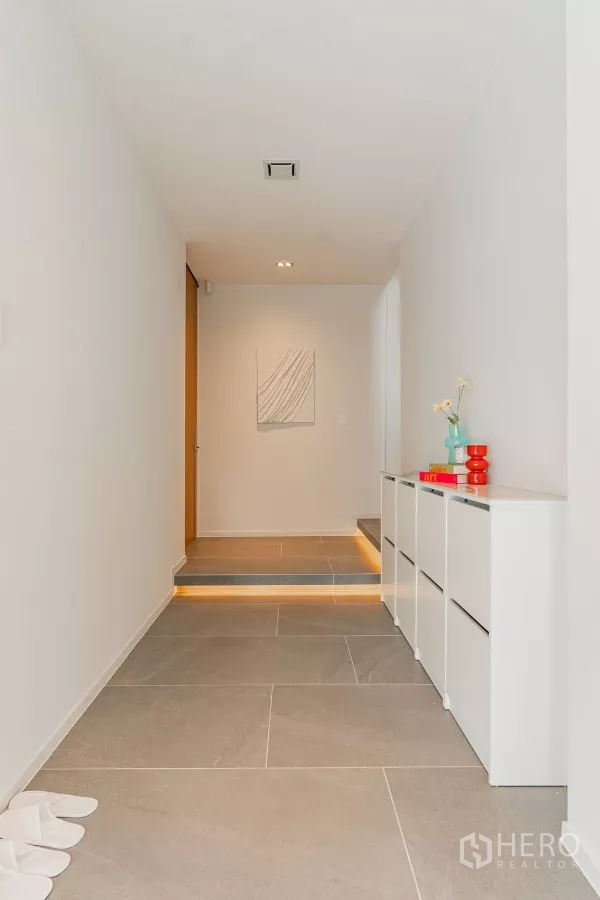 บ้าน ให้เช่าในSaphan Sung, Bangkok - โถงทางเดินมินิมอล ตู้บิวท์อินและไฟใต้ขั้นบันได