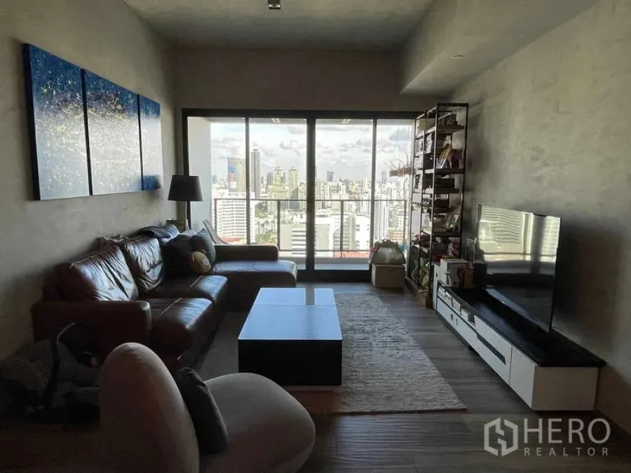 คอนโด ให้เช่าหรือขายในWatthana, Bangkok - โซนนั่งเล่นหันสู่ประตูกระจกบานเลื่อนไปยังระเบียง พร้อมวิวกรุงเทพฯ กว้างไกล