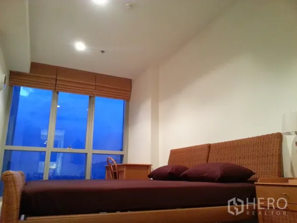 คอนโด ขายในKhlong San, Bangkok - ห้องนอนอบอุ่น หัวเตียงสาน พร้อมโต๊ะทำงานข้างหน้าต่างเต็มบาน มองเห็นวิวสกายไลน์กรุงเทพฯ