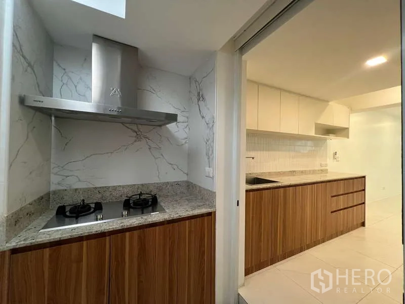 带办公室的家 出租在Khlong Toei, Bangkok - 封闭式泰式厨房，燃气灶、烟机与大理石背板。