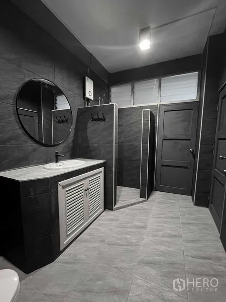 สำนักงานที่บ้าน ให้เช่าในKhlong Toei, Bangkok - ห้องน้ำกระเบื้องสีเข้มขนาดใหญ่ เคาน์เตอร์อ่าง แยกโซนอาบน้ำ พร้อมเครื่องทำน้ำอุ่น