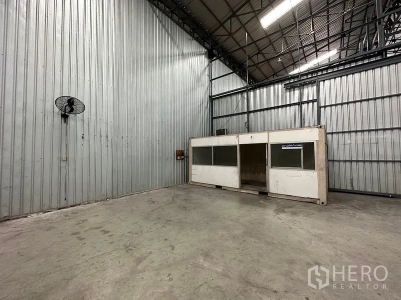 คลังสินค้า ให้เช่าในPak Kret, Nonthaburi - มุมโกดังติดพัดลมระบายอากาศผนัง และตู้สำนักงานภายใน