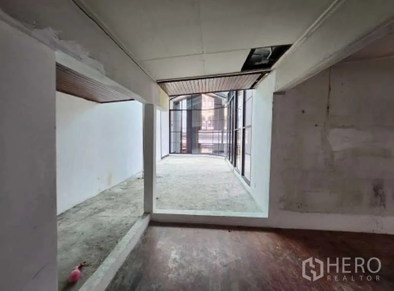 พื้นที่ขายปลีก ให้เช่าในWatthana, Bangkok - พื้นที่เปล่าพร้อมเพดานสูงและโถงกระจกเชื่อมมุมมองสู่ถนน