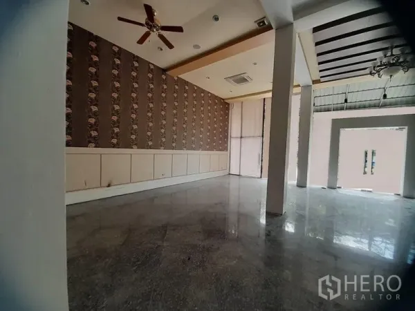อาคารพาณิชย์ ให้เช่าในHuai Khwang, Bangkok - มุมชั้นล่างผนังวอลเปเปอร์ พัดลมติดเพดาน กระจกหน้าร้านบานใหญ่ พร้อมพื้นหินขัดเงา