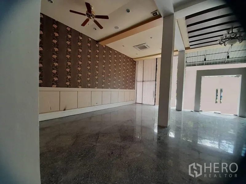 อาคารพาณิชย์ ให้เช่าในHuai Khwang, Bangkok - มุมชั้นล่างผนังวอลเปเปอร์ พัดลมติดเพดาน กระจกหน้าร้านบานใหญ่ พร้อมพื้นหินขัดเงา