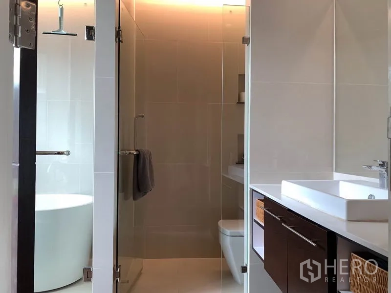 ทาวน์เฮาส์ ให้เช่าในKhlong Toei, Bangkok - ห้องน้ำสมัยใหม่ มีฝักบัวกระจก อ่างอาบน้ำ และเคาน์เตอร์อ่างล้างหน้า