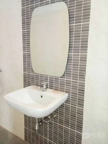 อาคารพาณิชย์ ให้เช่าในBang Na, Bangkok - มุมห้องน้ำ อ่างล้างหน้าแขวนผนัง กระจกและผนังตกแต่งกระเบื้อง