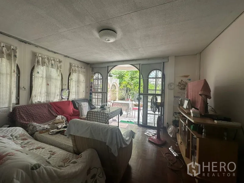 บ้าน ขายในPhra Khanong, Bangkok - ห้องนั่งเล่นชั้นล่าง ประตูโค้งเปิดสู่เฉลียงและสวน