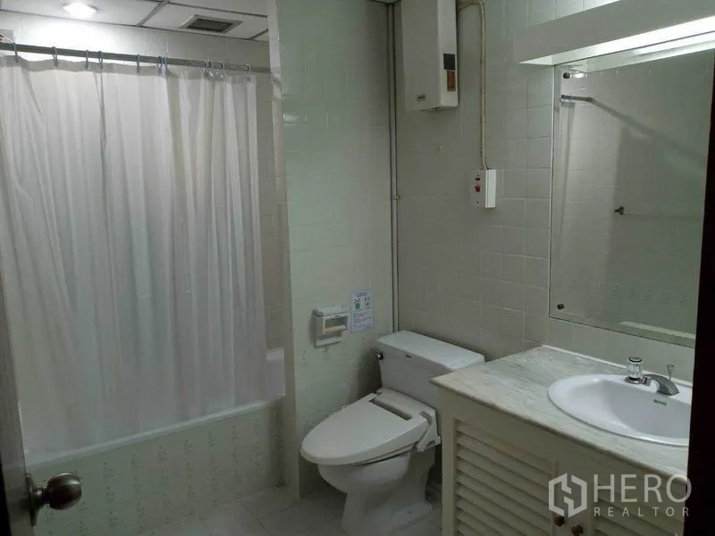 คอนโด ให้เช่าในWatthana, Bangkok - ห้องน้ำปูกระเบื้อง พร้อมอ่างอาบน้ำกั้นม่าน อ่างล้างหน้า และโถสุขภัณฑ์