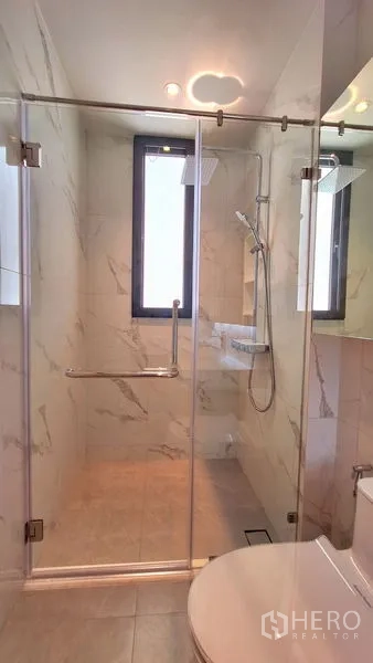 อพาร์ทเมนท์ ให้เช่าในBang Na, Bangkok - ห้องน้ำพร้อมตู้ชาวเวอร์กระจก ฝักบัวสายและเรนชาวเวอร์ มีหน้าต่าง