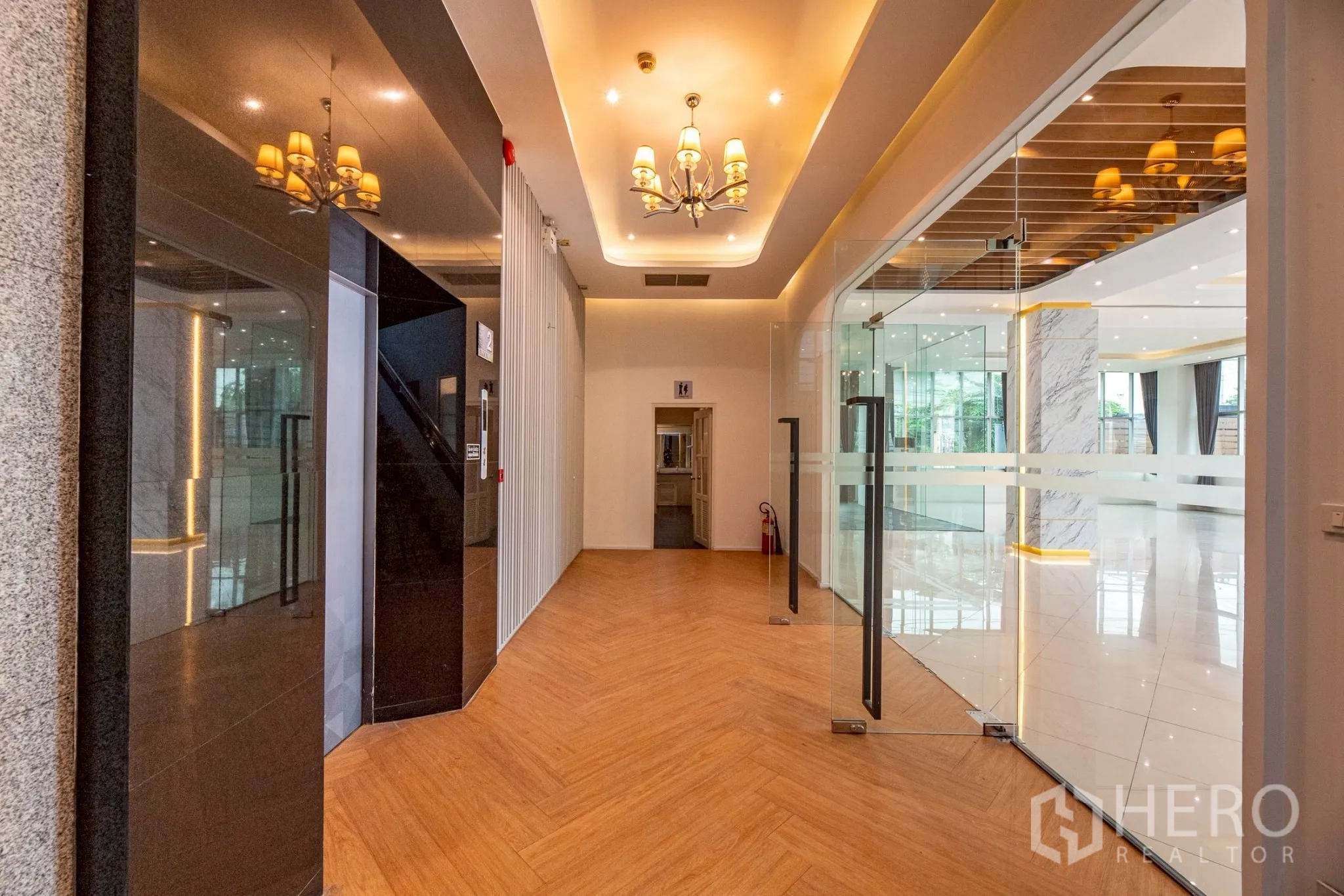 สำนักงาน ให้เช่าในWang Thonglang, Bangkok - โถงทางเดินข้างลิฟต์ ประตูกระจกและแสงไฟโทนอุ่น