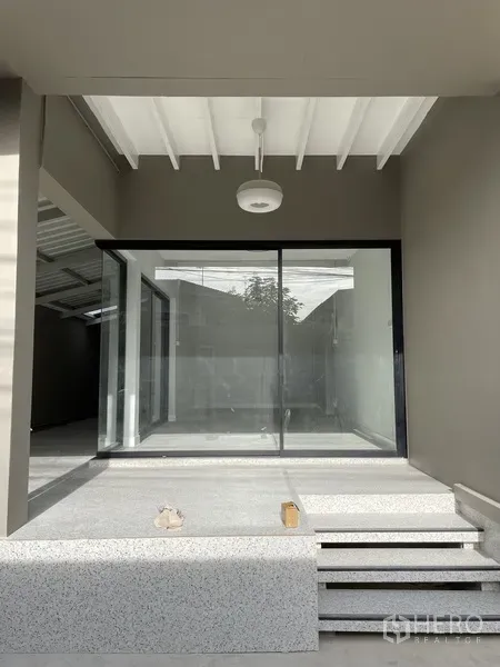 สำนักงานที่บ้าน ให้เช่าในKhlong Toei, Bangkok - ชานทางเข้ายกสเต็ปพร้อมประตูกระจกเต็มบาน